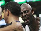 Kevin Garnett z Bostonu Celtics spílá rozhodím v duelu s LA Lakers