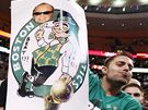 SOUBOJ FANOUK. Ti v zeleném fandí Bostonu Celtics, fialová a lutá patí k LA Lakers