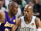 Kobe Bryant (vlevo) z LA Lakers obchází Raye Allena z Bostonu Celtics