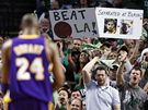 Kobe Bryant (vlevo) z LA Lakers a vhlasní bostontí fanouci