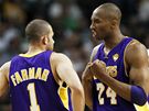 Kobe Bryant (vpravo) z LA Lakers se radí s Jordanem Farmarem