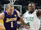 Jordan Farmar (vlevo) z LA Lakers obchází Natea Robinsona z Bostonu Celtics
