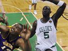 Kevin Garnett (vpravo) z Bostonu Celtics v souboji s Andrewem Bynumem z LA Lakers