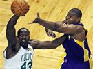 Kendrick Perkins (vlevo) z Bostonu Celtics získává mí ped Andrewem Bynumem z LA Lakers