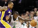 Nate Robinson (vpravo) z Bostonu Celtics obchází Shannona Browna z LA Lakers