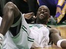Kevin Garnett z Bostonu Celtics skonil faulovaný v duelu s La Lakers