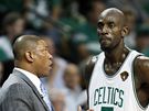 Doc Rivers, trenér Bostonu Celtics, v debat s Kevinem Garnettem