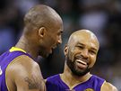 Kobe Bryant s Derekem Fisherem z LA Lakers hýí úsmvy a kráejí k výhe nad Bostonem Celtics