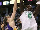Pau Gasol (vlevo) z LA Lakers se pokouí zablokovat Kevina Garnetta z Bostonu Celtics