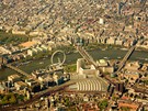 Mezi výrazné londýnské dominanty patí nejvtí vyhlídkové kolo na svt, 135 metr vysoké London Eye. Pro pedstavu: je dvakrát vyí ne Petínská rozhledna.