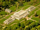 Letecký pohled na historické skleníky Královské botanické zahrady v Kew (Kew Gardens), které jsou v blízkosti londýnské rezervace vodního ptactva. V roce 2009 zahrada oslavila 250. výroí zaloení.