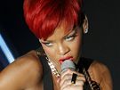 Rihanna s ervenými vlasy 