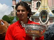 Rafael Nadal pzuje v paskm Disneylandu s trofej pro ampiona Roland Garros 2010