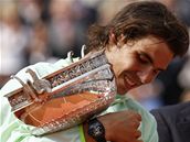 Rafael Nadal pzuje s trofej pro vtze French Open.