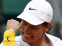 Tom Berdych a jeho vtzn gesto pot, co ve tvrtfinle Roland Garros pehrl Michaila Junho