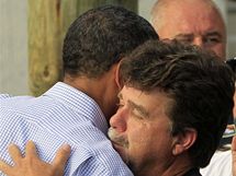 Barack Obama objm starostu Grand Isle v Louisian (4. ervna 2010)