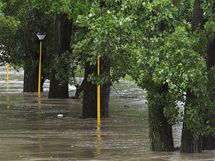 Rozvodnn eka Devnice zaplavila park v Otrokovicch. (3. ervna 2010)