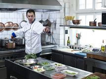 Emanuele Ridi připravuje minestrone - zeleninovou polévku v letním kabátě.