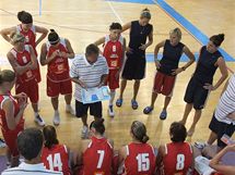 Trenr eskch basketbalistek Lubor Blaek se svmi svenkynmi bhem ppravnho duelu s Tuniskem