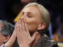 Hereka Charlize Theronov ped prvnm finle NBA mezi LA Lakers a Bostonem Celtics