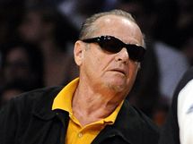 Herec Jack Nicholson v hlediti bhem druhho finle NBA. Vpravo rozhod Monty McCutchen.