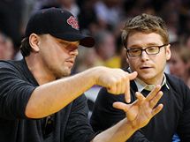 Herci Leonardo DiCaprio (vlevo) a Kevin Connolly v hlediti bhem druhho finle NBA. 