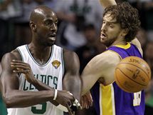 Pau Gasol (vpravo) z LA Lakers v souboji s Kevinem Garnettem z Bostonu Celtics