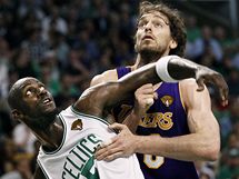 Pau Gasol (vpravo) z LA Lakers v souboji s Kevinem Garnettem z Bostonu Celtics