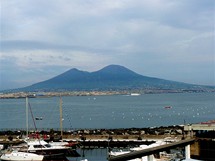 Itlie. Pohled na Vesuv z neapolskho pstavu