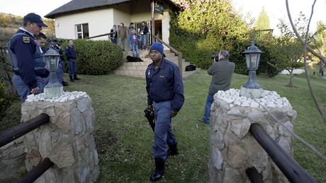 Jihoafričtí policisté v hotelovém areálu Nutbush, kde byli přepadeni tři novináři (9. června 2010)
