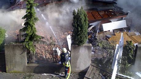 Po výbuchu plynu v dolnorakouském Sankt Poeltenu záchranái pátrají po pti lidech (3. ervna 2010)