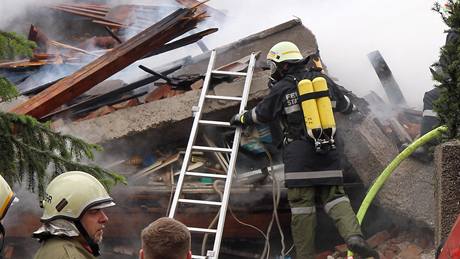 Po výbuchu plynu v dolnorakouském Sankt Poeltenu záchraná�i pátrají po p�ti lidech (3. �ervna 2010)