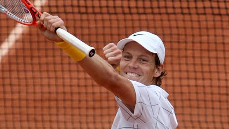Tomá Berdych a jeho vítzné gesto poté, co ve tvrtfinále Roland Garros pehrál Michaila Juného