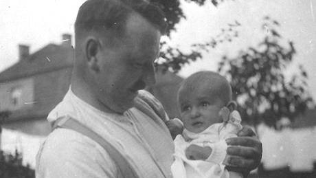 Jan Fišer s Malým Zbyňkem, tedy příštím Egonem Bondym, červenec 1930