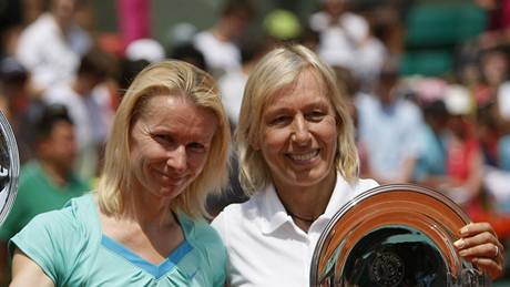 Jana Novotná (vlevo) a Martina Navrátilová pózují s trofejemi pro vítzný pár turnaje legend ve tyhe na Roland Garros.