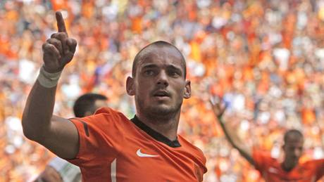 Nizozemec Wesley Sneijder oslavuje svou branku v přípravném utkání s Maďarskem.