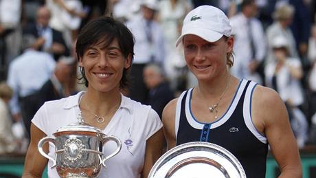 Vítzka Roland Garros Francesca Schiavoneová (vlevo) a poraená finalistka Samantha Stosurová pózují s trofejemi.