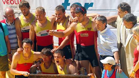 Vítzná posádka Dukly se v cíli závodu raduje z vítzství.