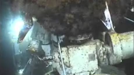 Snímek ze sobotního rána (5. ervna 2010) zachycuje únik ropy po nasazení krytu na rozbitý vrt v Mexickém zálivu