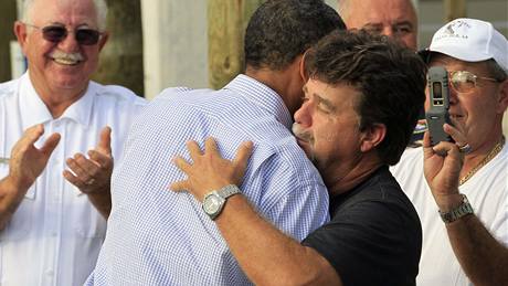 Barack Obama objímá starostu Grand Isle v Louisian (4. ervna 2010)
