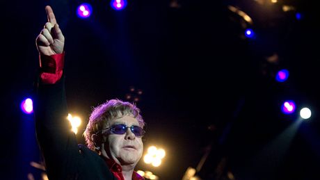 Elton John pi vystoupení v maarské Budapeti (8. ervna 2010)