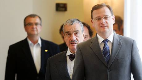 Miroslav Kalousek, Karel Schwarzenberg a Pert Ne�as po trojkoali�ním jednání ODS, TOP09 a VV v Poslanecké sn�movn� v Praze. (2. �ervna 2010)