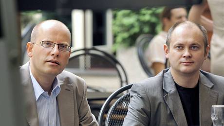 Bohuslav Sobotka a Michal Haek sledují ve volebním tábu SSD v Praze první pedbné výsledky parlamentních voleb. (29. kvtna 2010)
