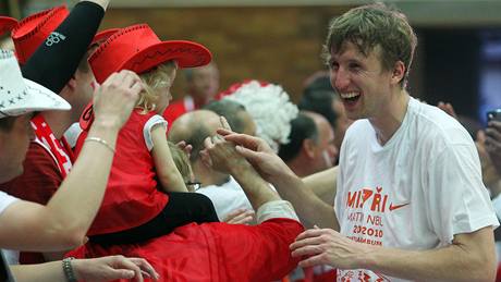 Nymbursk basketbalista Ladislav Sokolovsk se raduje z titulu mistra republiky.