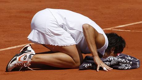 Francesca Schiavoneová líbá po postupu do finále antuku na Roland Garros.