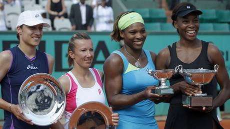 Finalistky tyhry na Roland Garros pózují s trofejemi : zleva Katarina Srebotniová, Kvta Peschkeová. Serena a Venus Williamsovy.