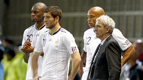 NEMOHOU UVĚŘIT. Fotbalisté Francie (zleva) Abou Diaby, Andre Pierre Gignac, Thierry Henry a trenér Raymond Domenech přihlížejí porážce s Čínou. 