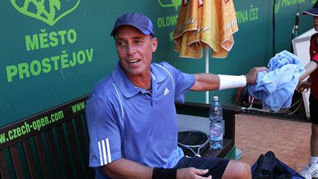 Ivan Lendl v exhbiním utkání s Jiím Novákem.