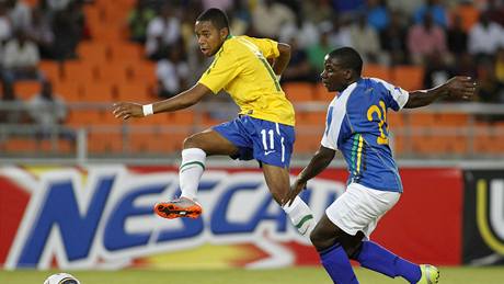 Brazilec Robinho (vlevo) st�ílí v p�ípravném utkání s Brazílií. Brání jej Stephano Mwasika.
