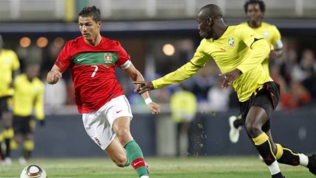 Cristiano Ronaldo v p�ípravném utkání s Mosambikem.
